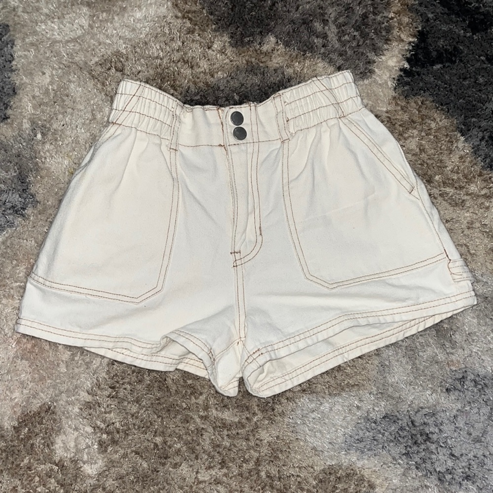 Crème color Shorts high rise